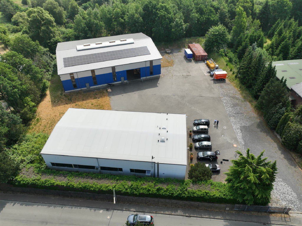 Gewerbeimmobilien auf über 6.000 m² großem Grundstück mit 2 Lagerhallen und PV-Anlage Gewerbeimmobilien auf über 6.000 m² großem Grundstück mit 2 Lagerhallen und PV-Anlage