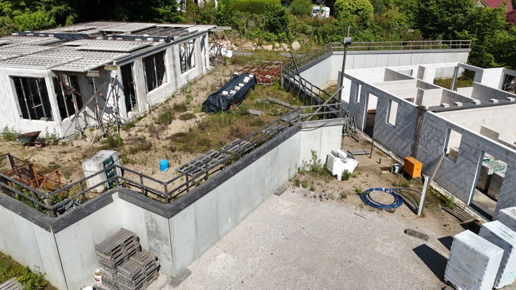 Baugrundstück mit 2 Doppelhäusern im Rohbau Baugrundstück mit 2 Doppelhäusern im Rohbau