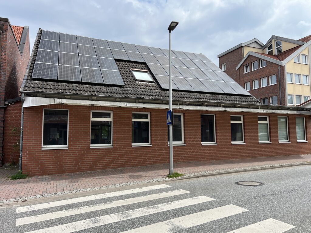 Teilweise vermietetes Geschäftshaus mit einer Wohnung im Obergeschoss Teilweise vermietetes Geschäftshaus mit einer Wohnung im Obergeschoss
