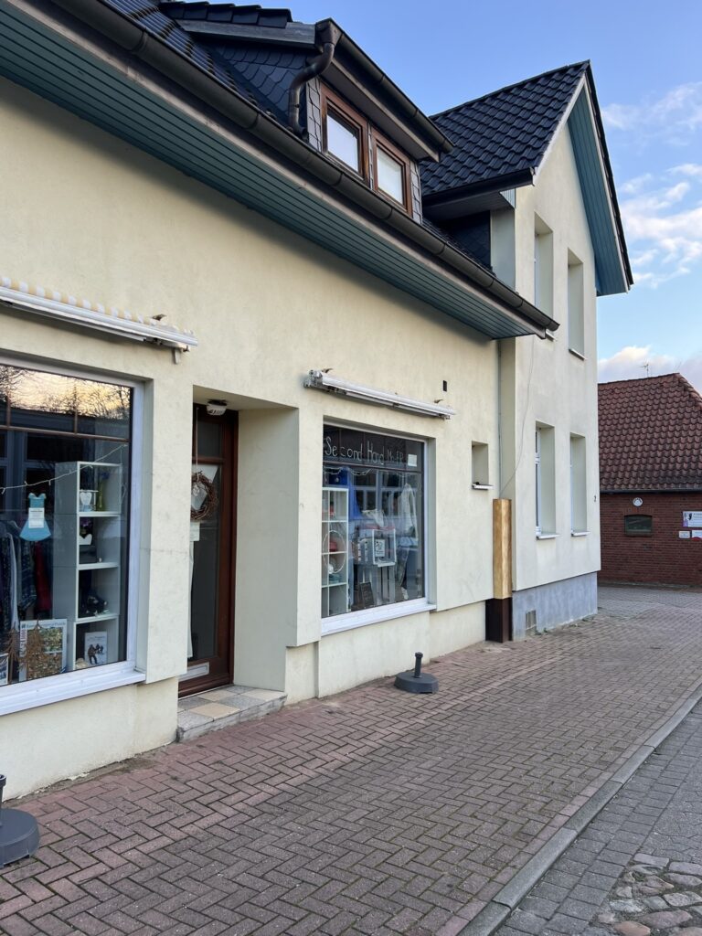 Vermietete Gewerbeeinheit in Buxtehude mit 2 Garagen