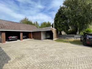Doppelcarport mit Hofplatz