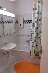 Gefliestes Badezimmer mit Badewanne