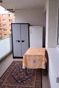 Überdachter Balkon mit Stauraum