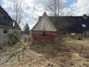 Altes Backsteingebäude auf Hof