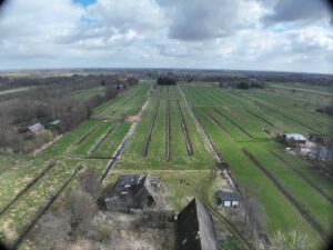 Luftaufnahme des weitläufigen Grundstücks