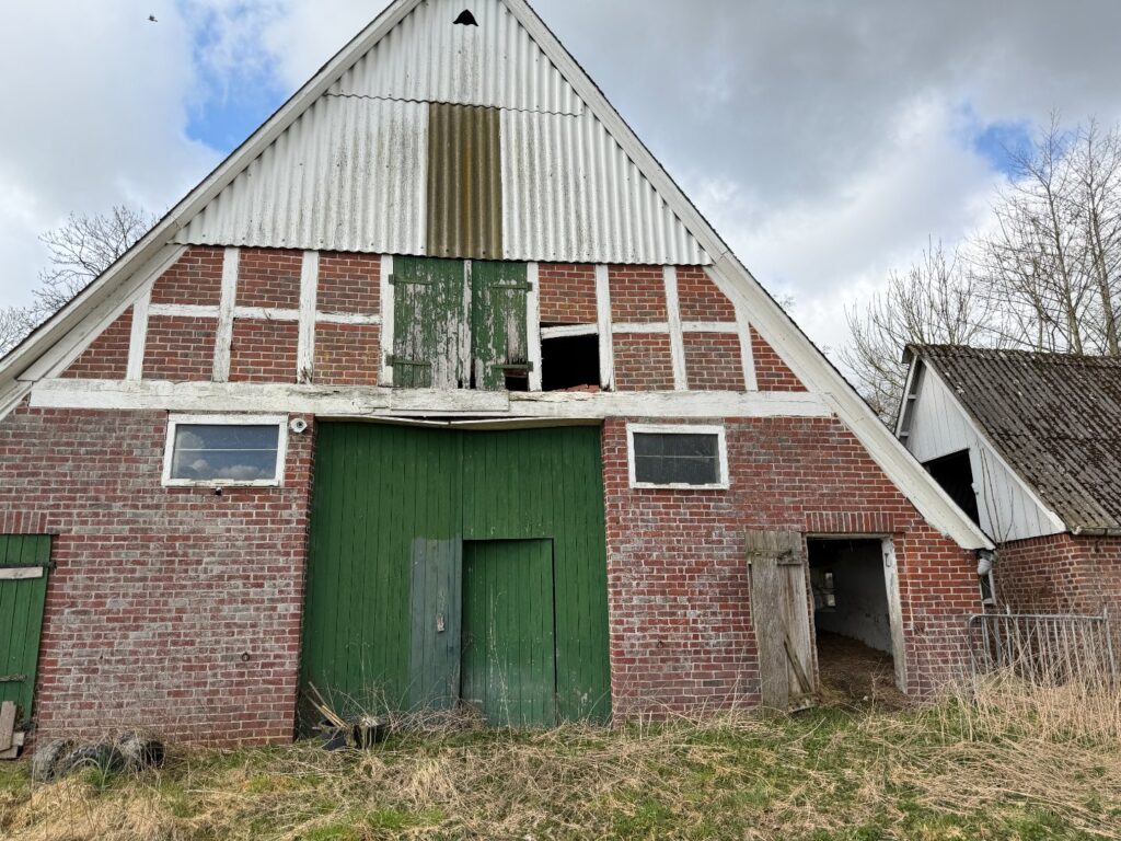 Großzügiges landwirtschaftliches Areal mit abrissreifen Bestandsgebäuden in Osten-Isensee