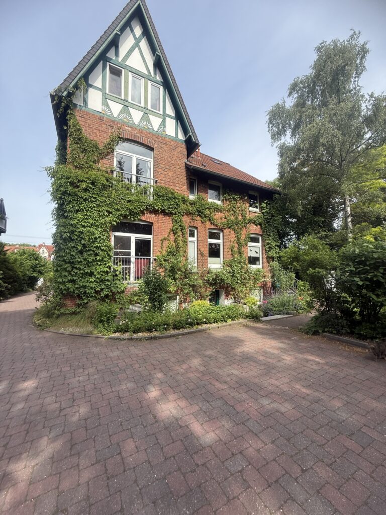 Vollvermietete, stilvolle Altbau-Villa mit historischem Charme Vollvermietete, stilvolle Altbau-Villa mit historischem Charme