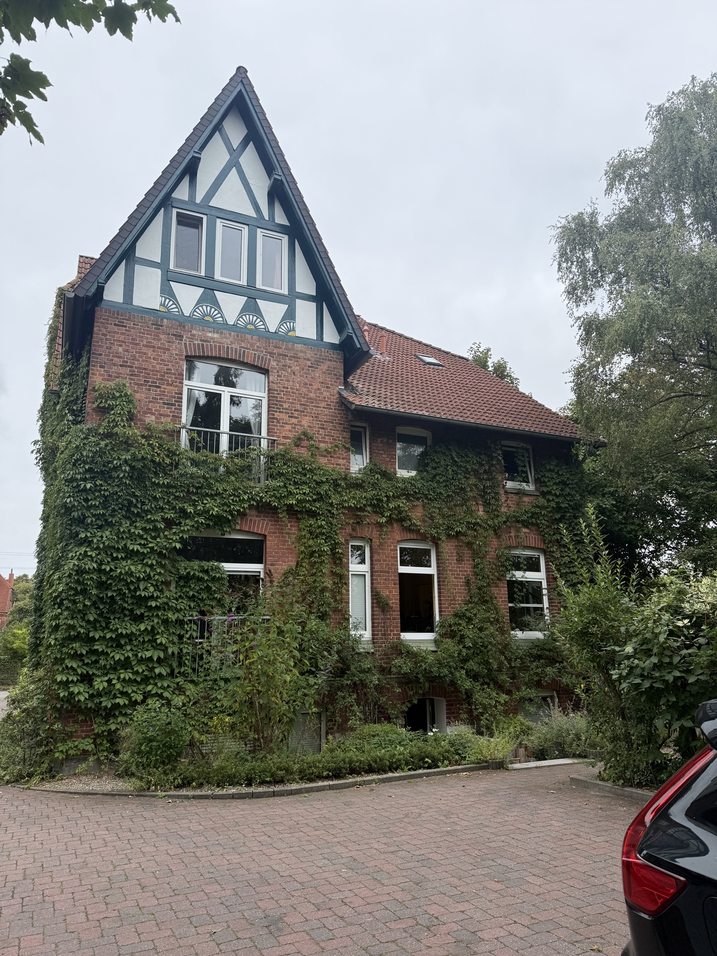 Vollvermietete, stilvolle Altbau-Villa mit historischem Charme