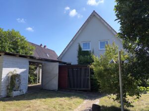 Carport und Hinten