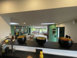 Offener Blick Küche zum Wohnzimmer