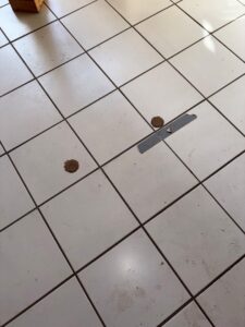 Fussboden Löcher gebohrt